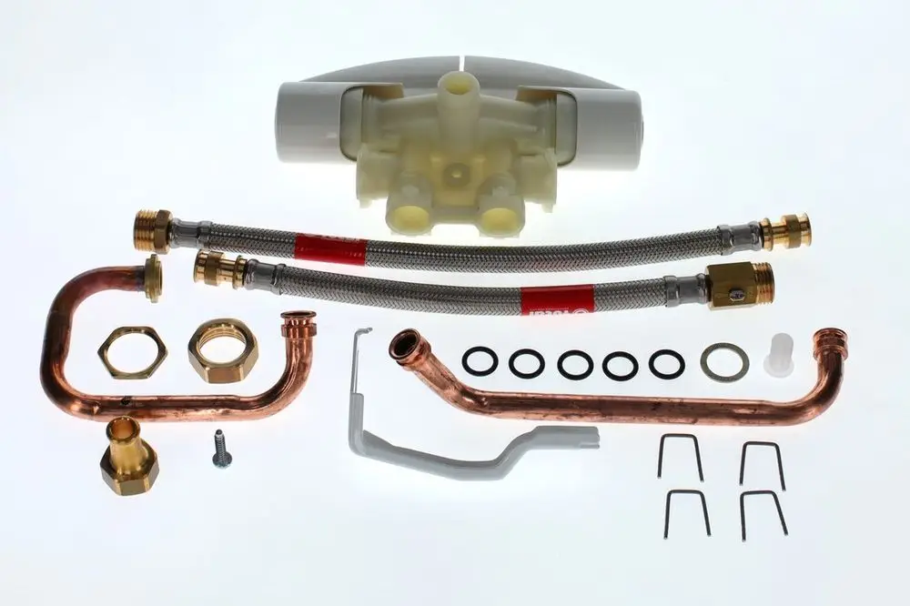BOSCH Mischer-Set mit verschiedenen Kupfer- und Flexschläuchen, Schrauben, Dichtungen und Verbindungselementen, angeordnet auf einem hellen Hintergrund.